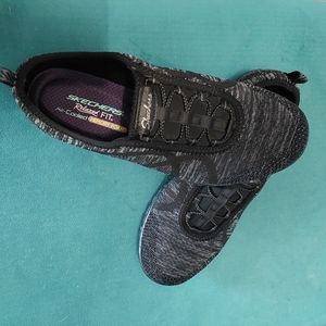 Skechers black relaxed fit size 9 womans sneakers